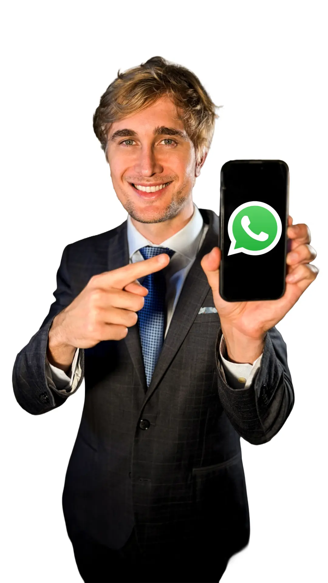 William Callegaro apontando para um celular com o WhatsApp aberto